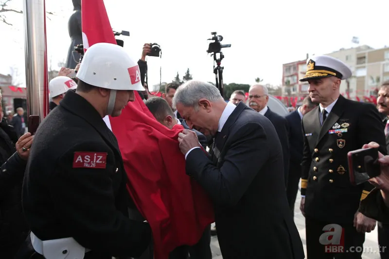 Çanakkale Zaferi'nin 108. yıl dönümü! "Çanakkale geçilmez" yazılı altın madalya Türk bayrağına takıldı 3