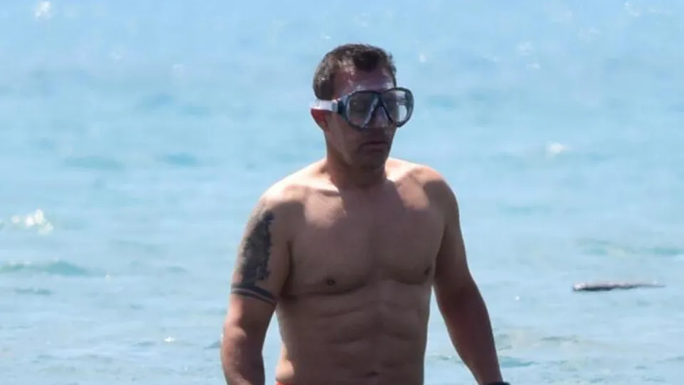 Mustafa Sandal’ın tatil fotoğrafları olay oldu! Fit hali dikkat çekti