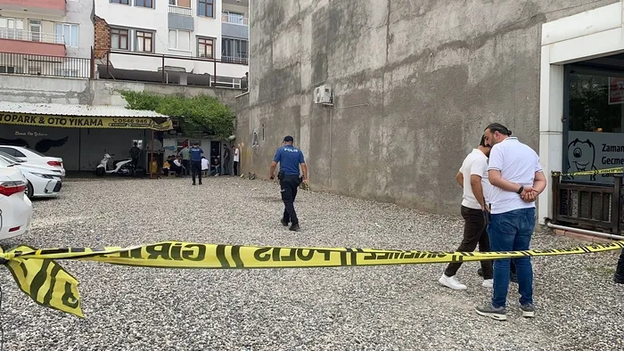 sokak-ortasinda-silahli-ve-bicakli-kavga-4-yarali-1716821102386.jpg Sokak ortasında silahlı ve bıçaklı kavga: 4 yaralı - 3
