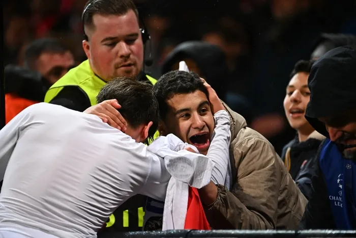 arda-guler-turk-taraftari-tribunde-gorur-gormez-kostu-o-anlar-sosyal-medyada-gundem-oldu-1738241403610.jpg Arda Güler Türk taraftarı tribünde görür görmez yanına koştu | Fotoğraf: X