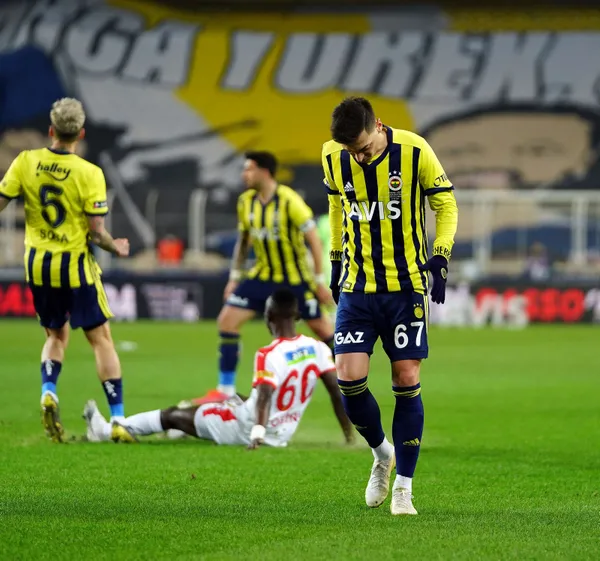 fenerbahceyi-hakem-bile-iteledi-ama-kullanamadilar-fenerbahce-bu-zeminde-hiyar-yetistirsin-erman-toroglundan-goztepe-maci-sonrasi-flas-yorumlar-1613933608495.jpg