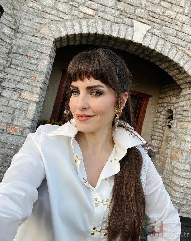 Azra Akın fena yakalandı! Makyajsız hali olay oldu! “Sen de yaşlanmışsın” 18