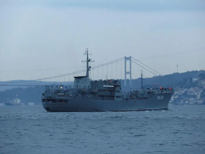 Rus savaş gemisi İstanbul Boğazı’ndan geçti