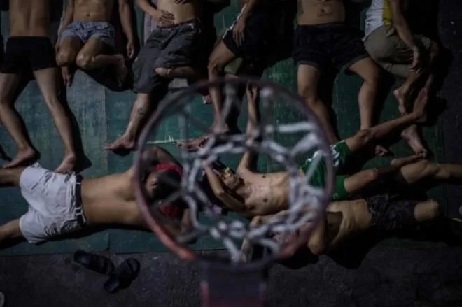 Filipinler’deki cezaevinden tüyler ürperten kareler