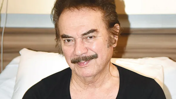 orhan-gencebay-hayranlarini-korkuttu-az-kalsin-parmagi-kopuyordu-1658990554412.jpg Orhan Gencebay hayranlarını korkuttu! Az kalsın parmağı kopuyordu - 1