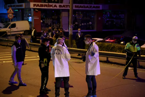 dur-ihtarina-uymayan-surucu-bekcinin-bacagini-kopardi-1621568822214.jpg Dur ihtarına uymayan sürücü bekçinin bacağını kopardı! - 1