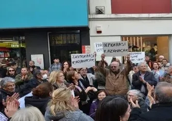 CHP'de kriz alevlendi!  İzmir'de 'ithal aday istemiyoruz' sloganları yankılandı