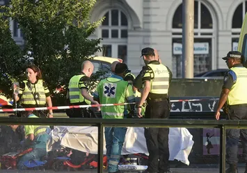 Amsterdam'da araç yayaları ezdi