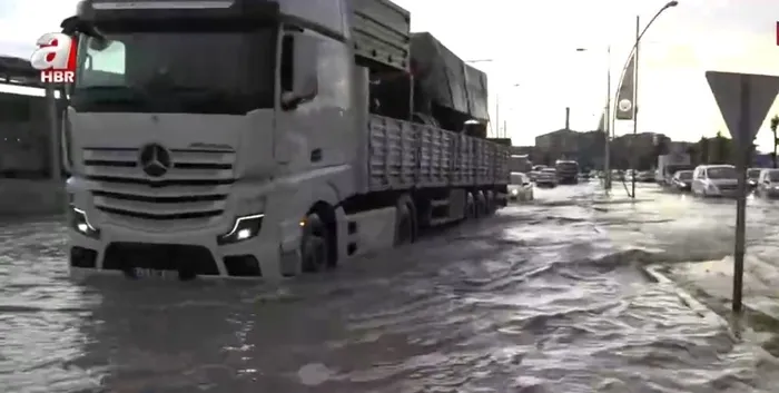 Malatya’da sağanak sonrası sel! Taşkınlar yaşandı araçlar suya gömüldü