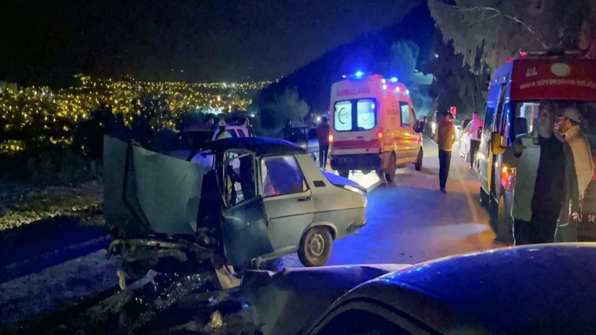 Adana'da feci kaza! İki otomobil kafa kafaya çarpıştı: 7 yaralı