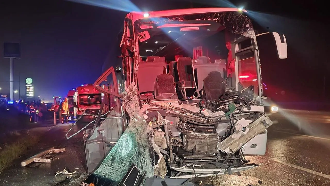 Son dakika! Balıkesir'de tur otobüsü TIR'a çarptı: Çok sayıda yaralı