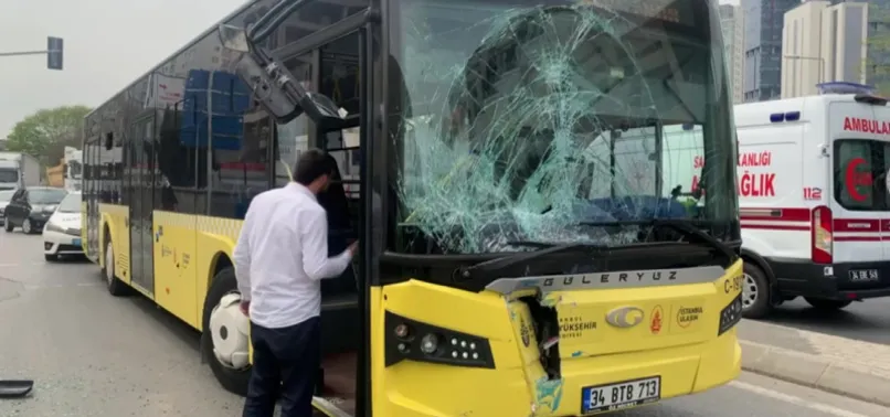 İETT otobüsü yolcu almak için yol kenarında duran minibüse çarptı: 1 yaralı