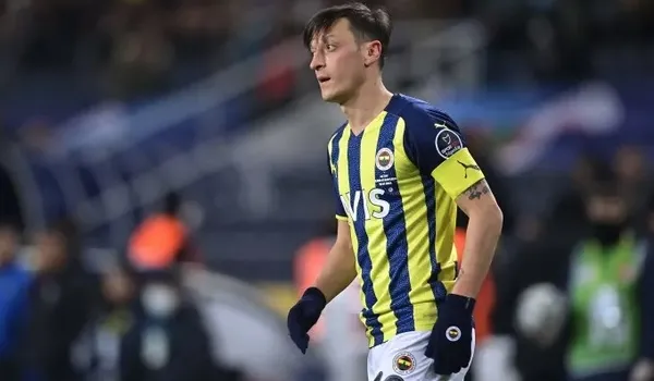 Mesut Özil futbolu bıraktı mı, neden bıraktı son dakika? Mesut Özil hangi takımda?