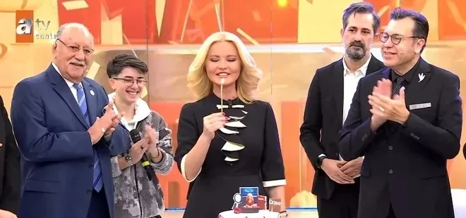 gelenek-bozulmadi-rahmi-beyden-muge-anliya-dogum-gunu-hediyesi-1766150078791.jpeg İyi ki doğdun Müge Anlı / Kaynak: ATV