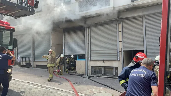 İstanbul Esenyurt'taki yangında 4 katlı binayı dumanlar sardı - 2