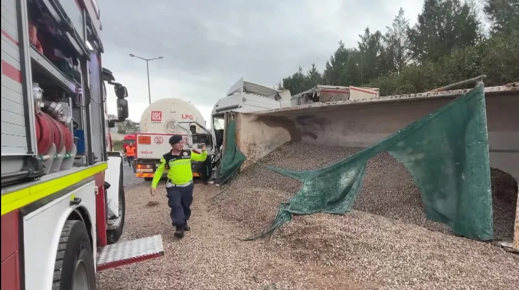 TEM’de 4 aracın karıştığı zincirleme kaza