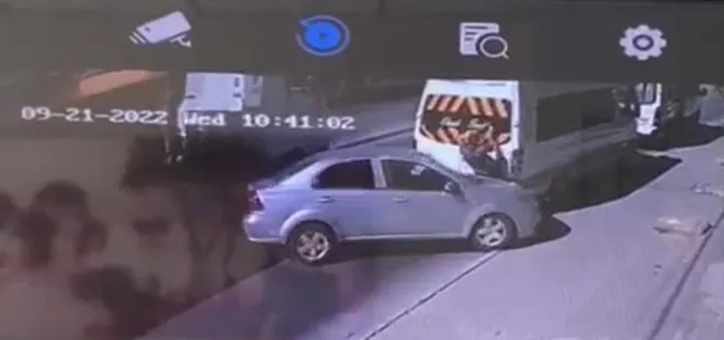 İzmir’deki feci kaza kamerada! İki aracın arasında sıkıştı