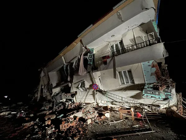 son-dakika-kahramanmarasta-77lik-deprem-baskan-erdogandan-afad-merkezinde-onemli-aciklamalar-1675677583755.jpg Son dakika: Kahramanmaraş'ta 7.7'lik deprem | Başkan Erdoğan'dan AFAD Merkezi'nde önemli açıklamalar - 4