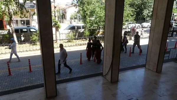 bohcaci-kiliginda-ziynet-esyalarini-caldilar-sucustu-yakalanan-3-kadin-tutuklandi-1659096642906.jpg Bohçacı kılığında ziynet eşyalarını çaldılar! Suçüstü yakalanan 3 kadın tutuklandı - 2