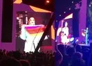 Reyhan Karaca sahnede LGBT bayrağı açtı!
