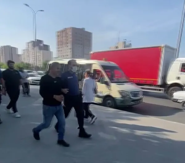 etek-giyen-kadinin-videosunu-cekti-tacizciye-meydan-dayagi-nasil-adamsin-1653462696437.jpg Etek giyen kadının videosunu çekti! Tacizciye meydan dayağı: Nasıl adamsın? - 4