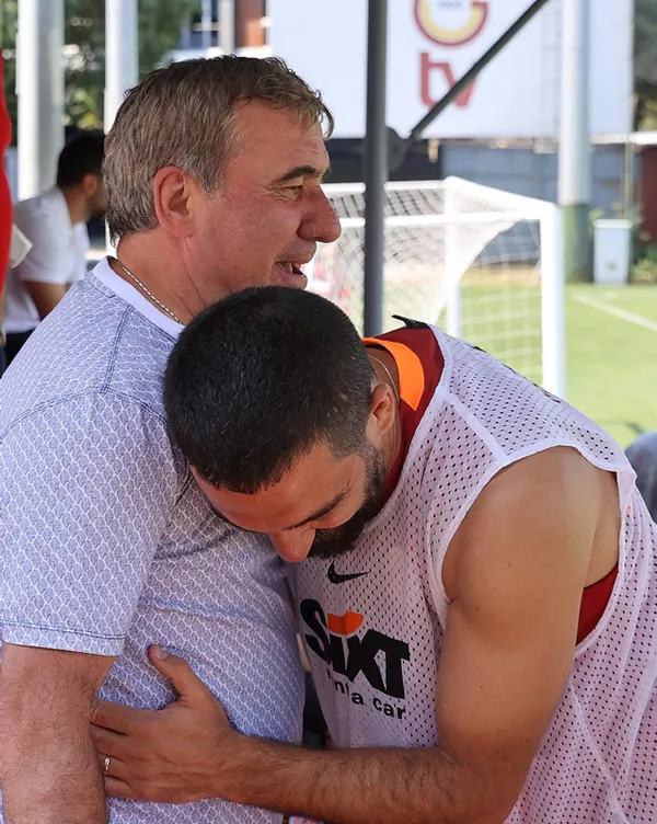 Galatasaray antrenmanını Hagi ve Popescu ziyaret etti!