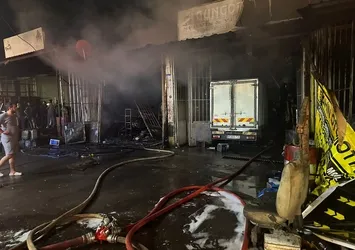 İzmir'de sanayi sitesinde çıkan yangın 3 iş yerini kül etti!