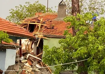 Başkent'i fırtına vurdu! Camilerin minareleri yıkıldı