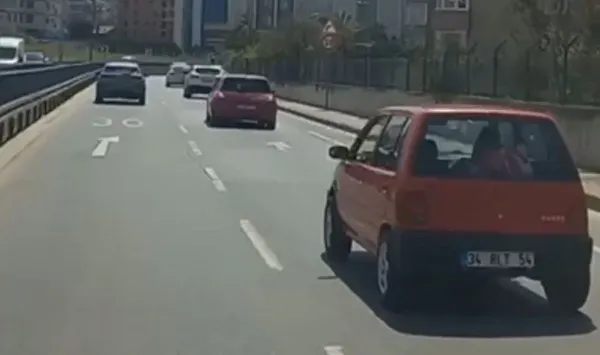 Maltepe çileden çıkaran görüntü! Çocuk sürücü araçla trafiğe çıktı - 2