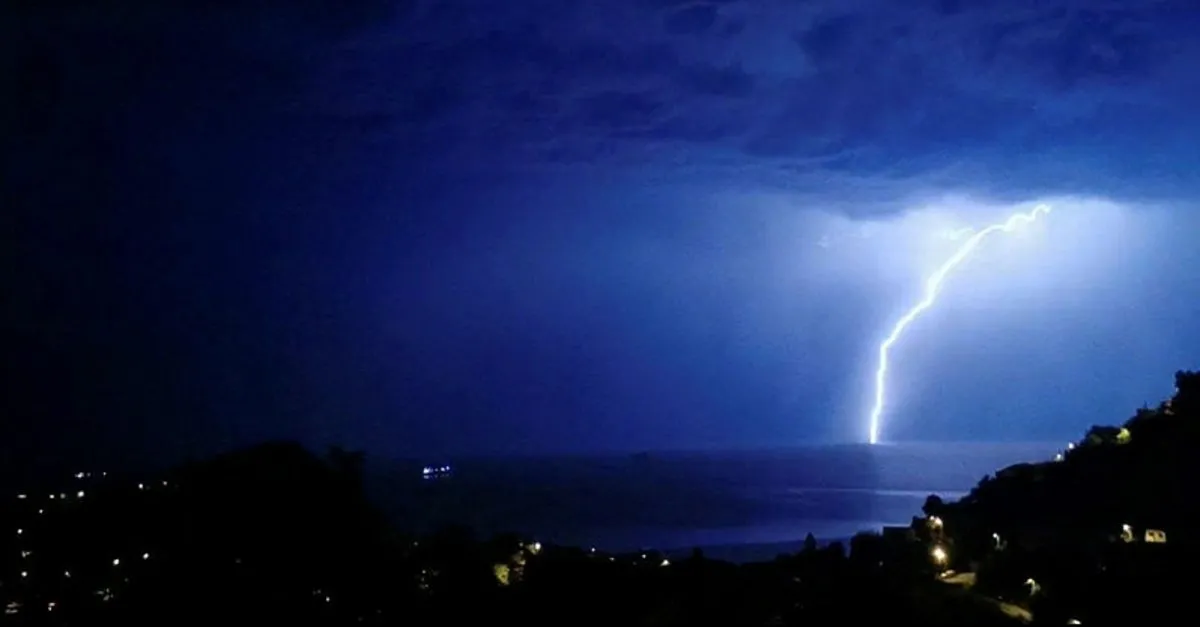 Son dakika: Zonguldak'ta şimşekler geceyi aydınlattı! O anlar kamerada |Video