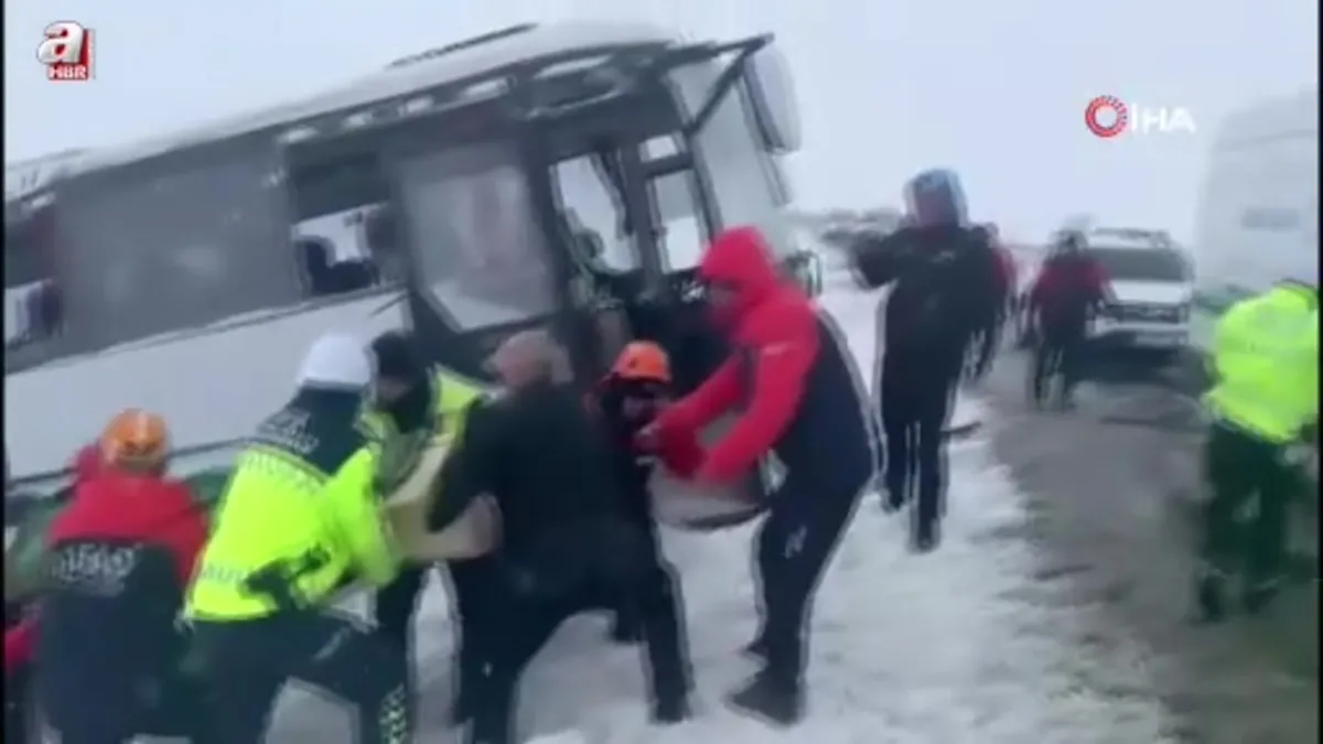 Cenaze taşıyan minibüs devrildi