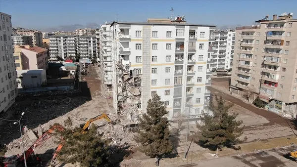 olasi-istanbul-depremi-hakkinda-kritik-aciklama-il-il-ilce-ilce-siraladi-japon-deprem-uzmani-76-ila-79-1693218332278.jpg Olası İstanbul depremi hakkında korkutan açıklama: İl il ilçe ilçe sıraladı! Japon deprem uzmanı: “7,6 ila 7,9…” - 1