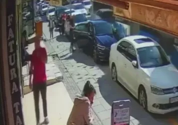 Düşen cüzdanı alıp uzaklaştı: O anlar kamerada