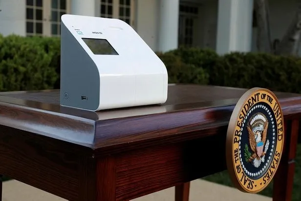 Trump corona virüse karşı yeni silahı tanıttı! Muhabirin sorusu sinirlendirdi: Sinsi ve rahatsız edici - 1