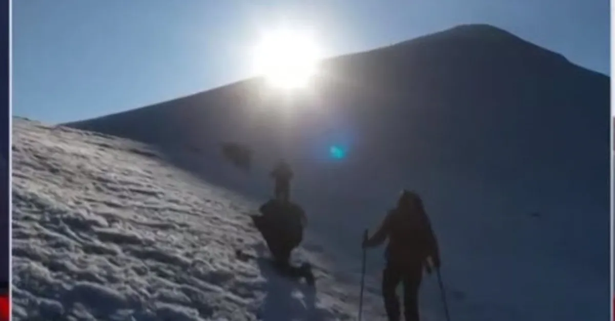 Ağrı Dağı'nın "takkesi" eriyor