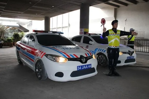 Son dakika: Yola çıkacaklar dikkat! Trafikte yeni dönem: 3 boyutlu polis arabaları yolları bekleyecek