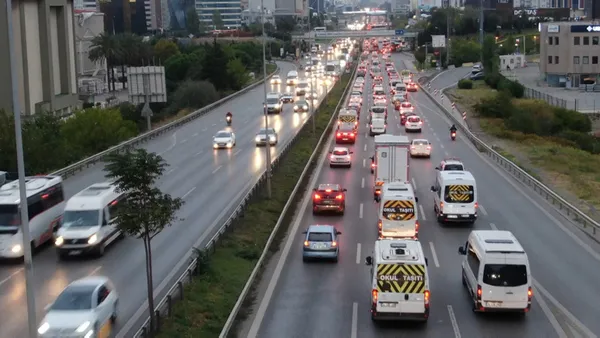 hafta-sonu-oncesi-istanbulda-trafik-yogunlugu-yuzde-74e-ulasti-1633096077658.jpg Hafta sonu öncesi İstanbul'da trafik yoğunluğu - 2