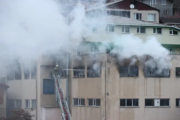 İstanbul'da kibrit fabrikasında yangın! Ekiplerin müdahalesiyle söndürüldü - 2