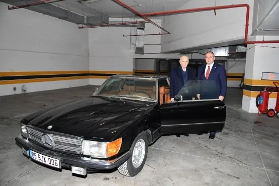 Devlet Bahçeli, MHP'li vekile klasik otomobilini hediye etti - 1