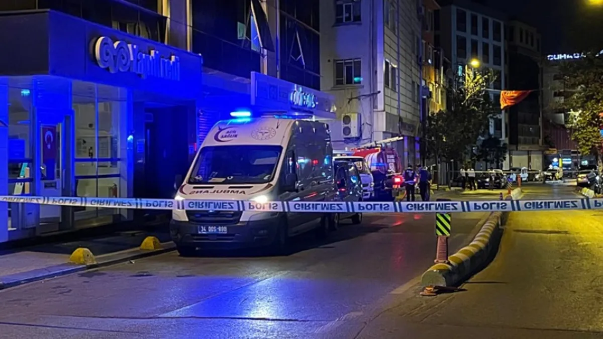 Kağıthane'de 5 katlı iş merkezindeki yangın kontrol altına alındı