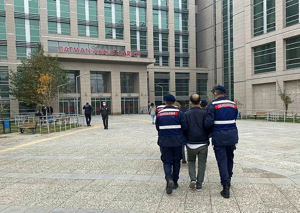 Son dakika: FETÖ’ye 28 ilde darbe! Onlarcası yakalandı