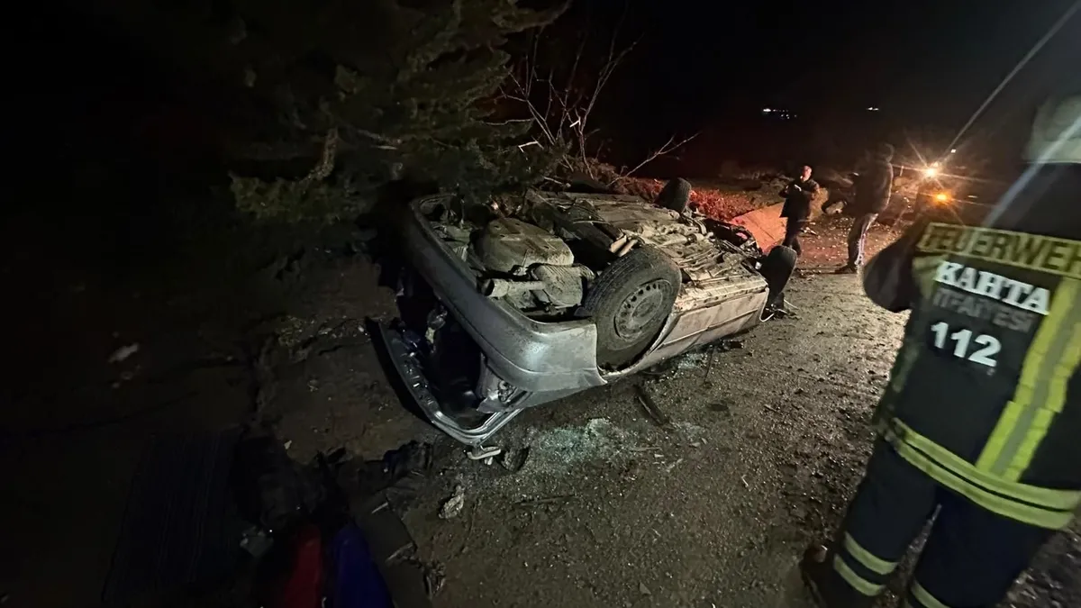 Kahta’da otomobil şarampole yuvarlandı: 2 yaralı