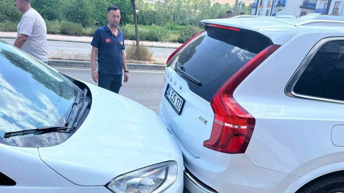 Gevaş'ta zincirleme kaza: 1 yaralı
