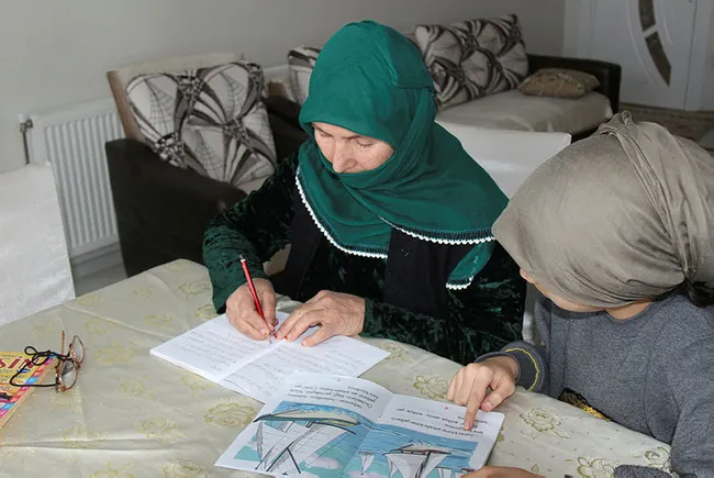 Vanlı 10 çocuk annesi Aslı teyze torunundan okuma yazma öğreniyor - 6