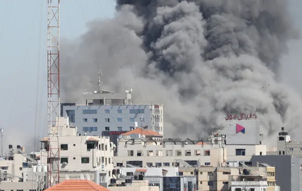 Son dakika | İsrail Gazze'de bulunan medya binasını vurdu! Hamas'tan sert yanıt: "Hamlemizi beklesinler" - 13