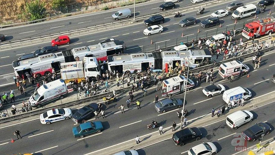Sefaköy'de iki metrobüs çarpıştı! İşte kaza yerinden görüntüler 1