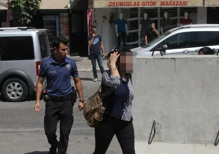 Kocasını dedektif gibi takip edip başka kadınla yakaladı