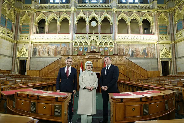 emine-erdogan-macaristan-parlamento-binasi-ile-turk-macar-kultur-yilina-ozel-sergiyi-gezdi-1702921161344.jpg Emine Erdoğan Macaristan Parlamento Binası ile Türk-Macar Kültür Yılı'na özel sergiyi gezdi - 6