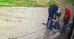 Panik yaratan olay! Rögara bidon bidon boşalttılar