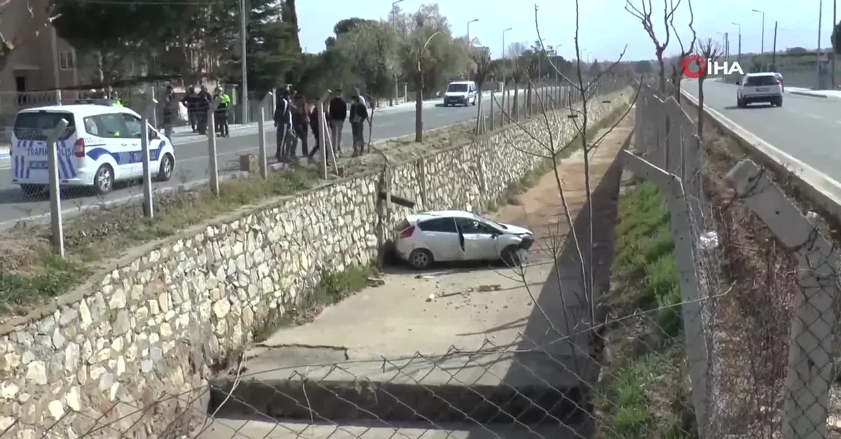 Denizli'de direksiyon hakimiyetini kaybeden sürücü kanala düştü